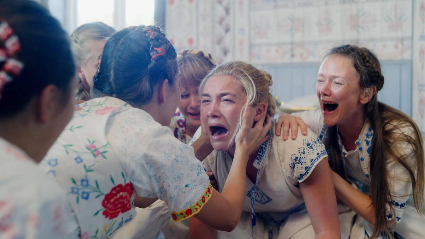 Perempuan-perempuan Hårga menangis bersama menirukan emosi Dani dalam Midsommar