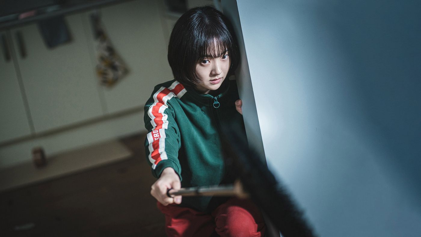 Jeong Ji-an bersembunyi sambil memegang alat panah dalam A Shop for Killers