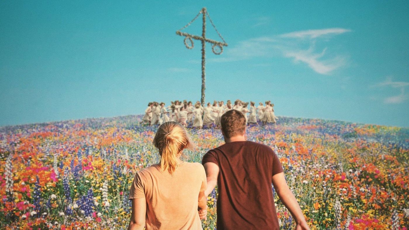 Dani dan Christian berjalan bergandengan tangan menuju tiang maypole di ladang bunga Midsommar