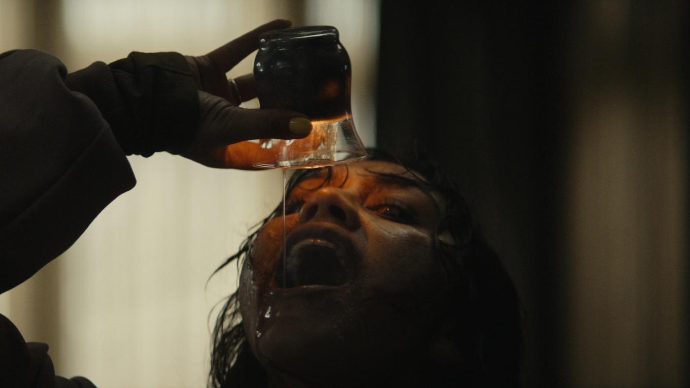 Still resmi Evil Dead Burn menggambarkan pendekatan visual yang lebih serius dan brutal