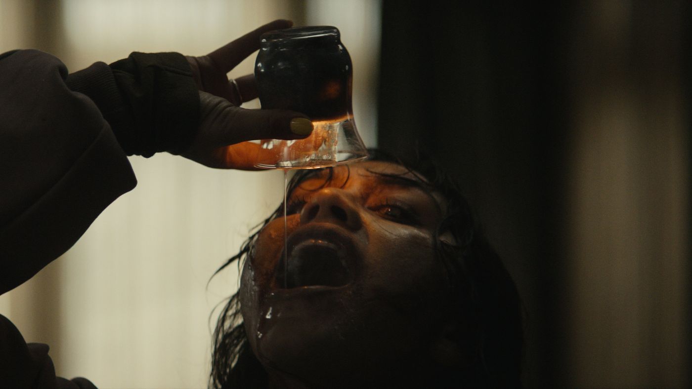 Still resmi Evil Dead Burn menggambarkan pendekatan visual yang lebih serius dan brutal