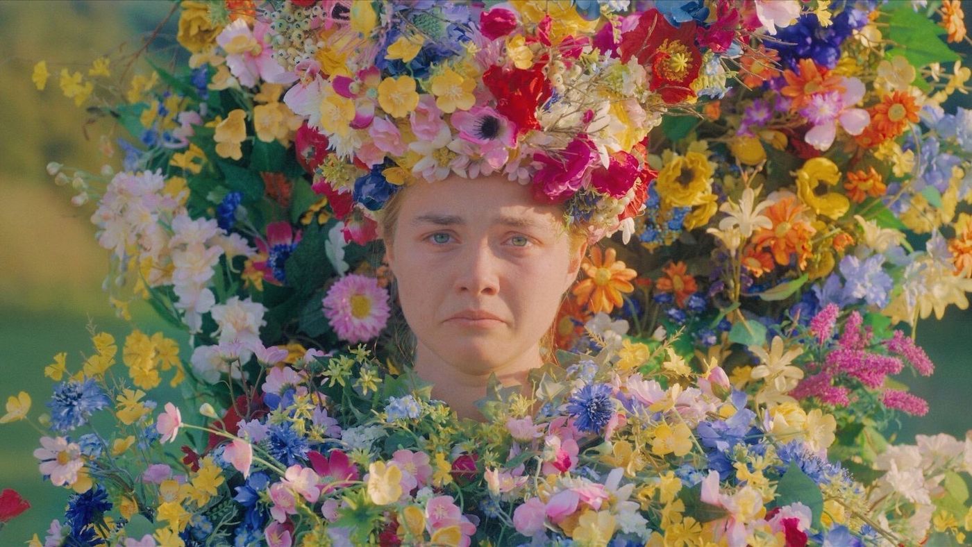 Dani (Florence Pugh) mengenakan mahkota bunga sebagai May Queen dalam Midsommar