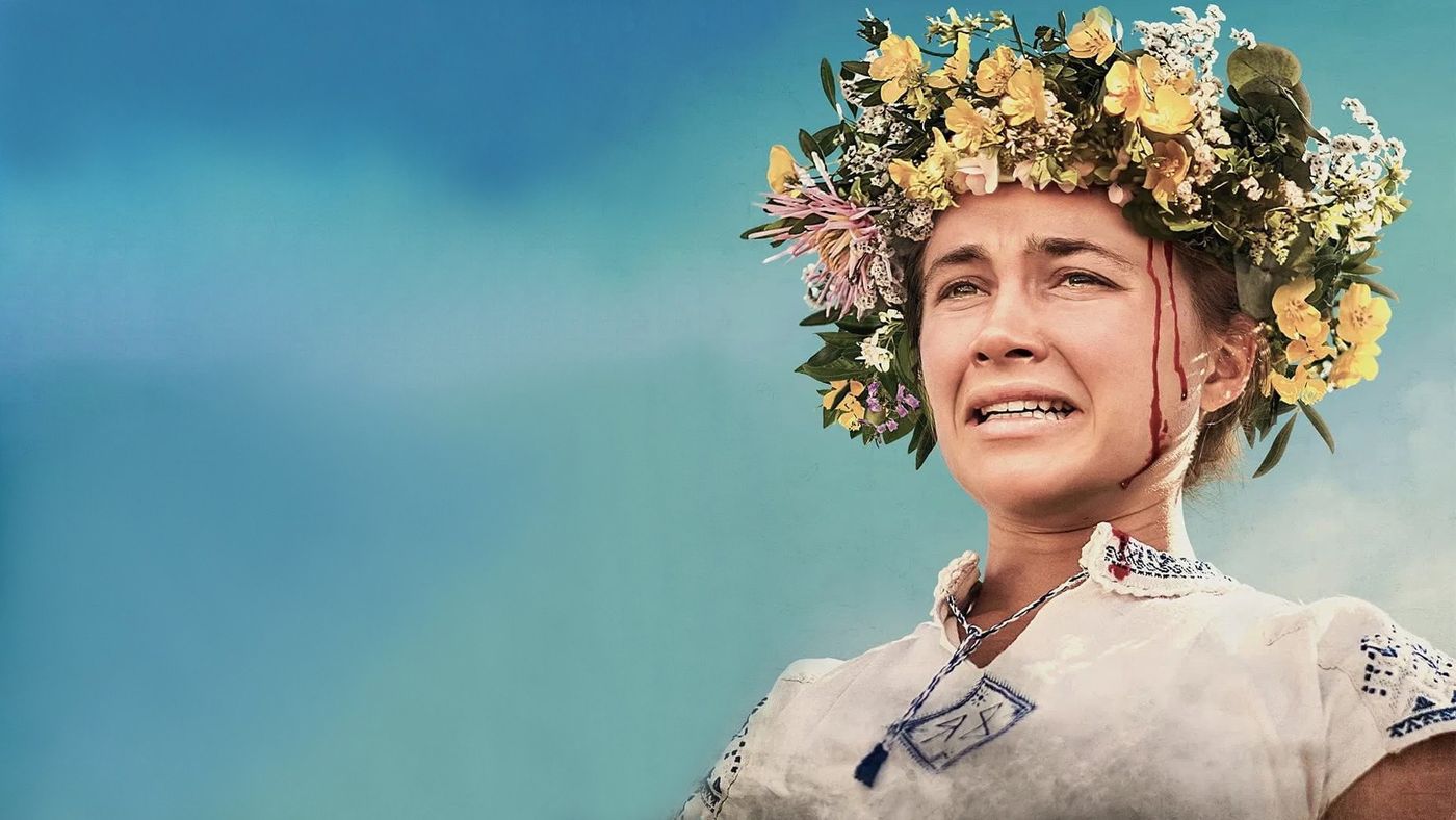 Dani menangis dengan darah di leher dan latar biru dalam materi promosi Midsommar