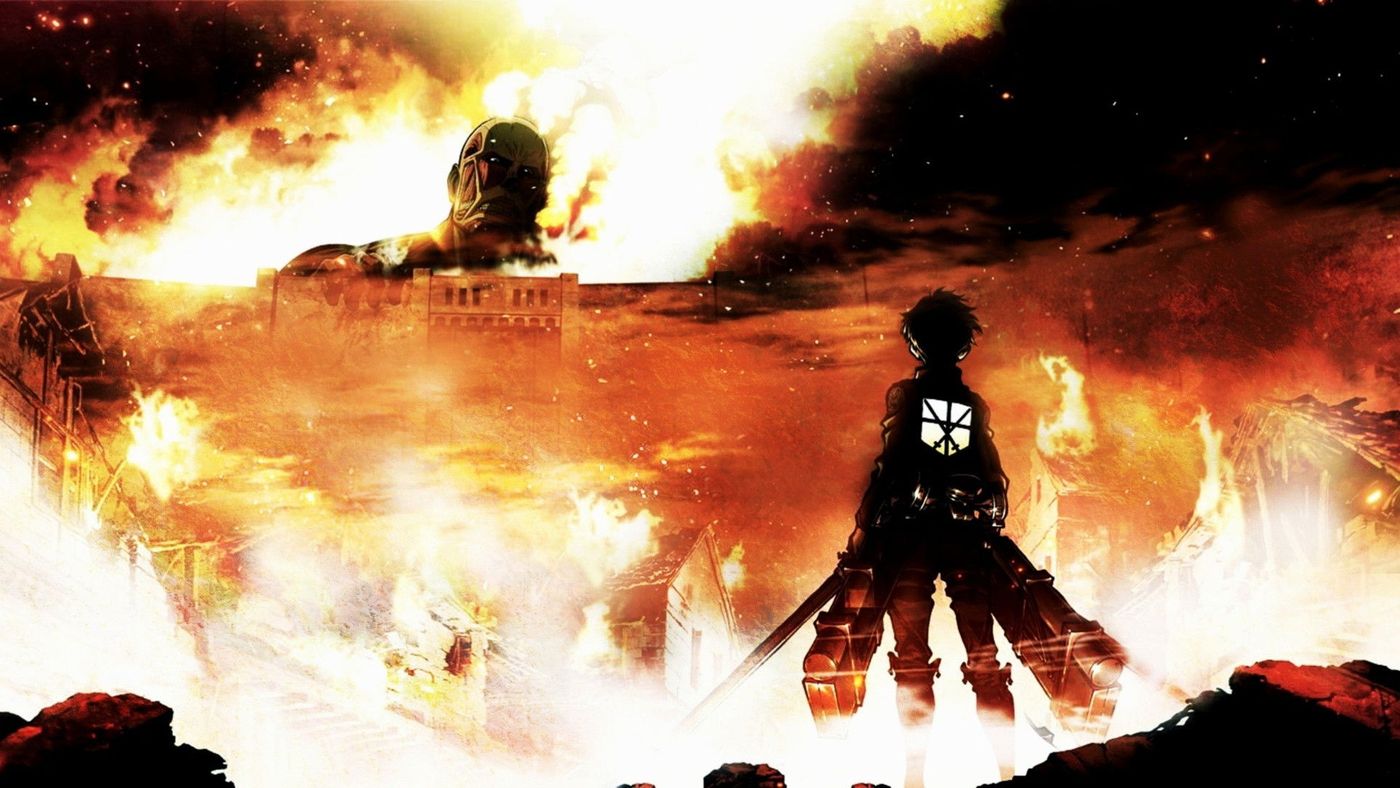 Siluet prajurit Survey Corps menghadap kota Shiganshina yang terbakar dengan Titan di kejauhan