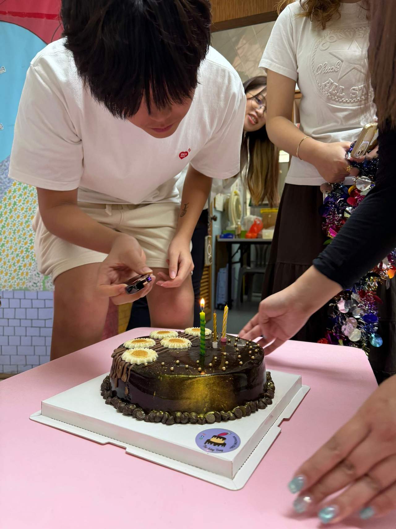 Participants prepare the candles on a birthday cake.