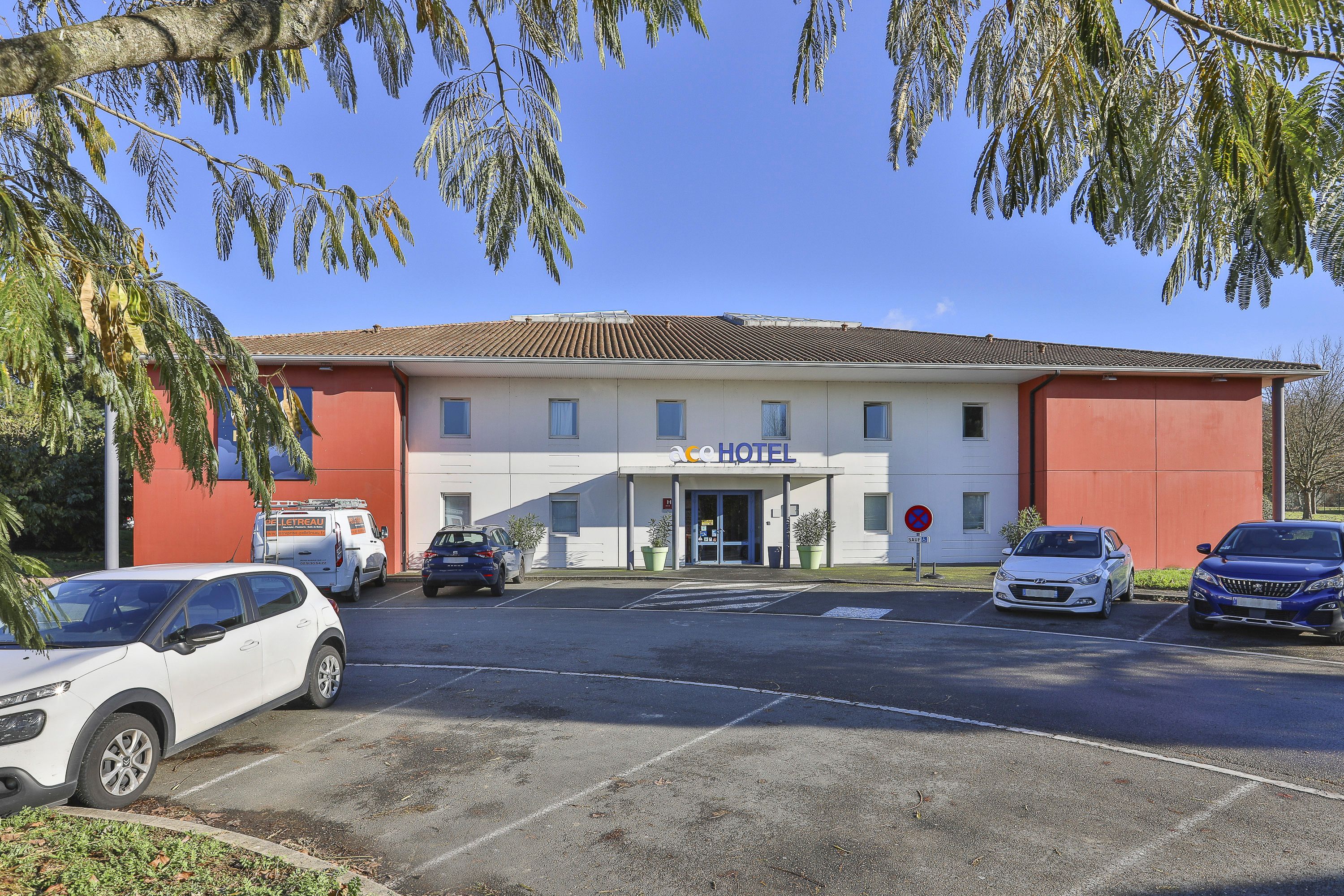 PARKING ACE HOTEL SAINTE HERMINE