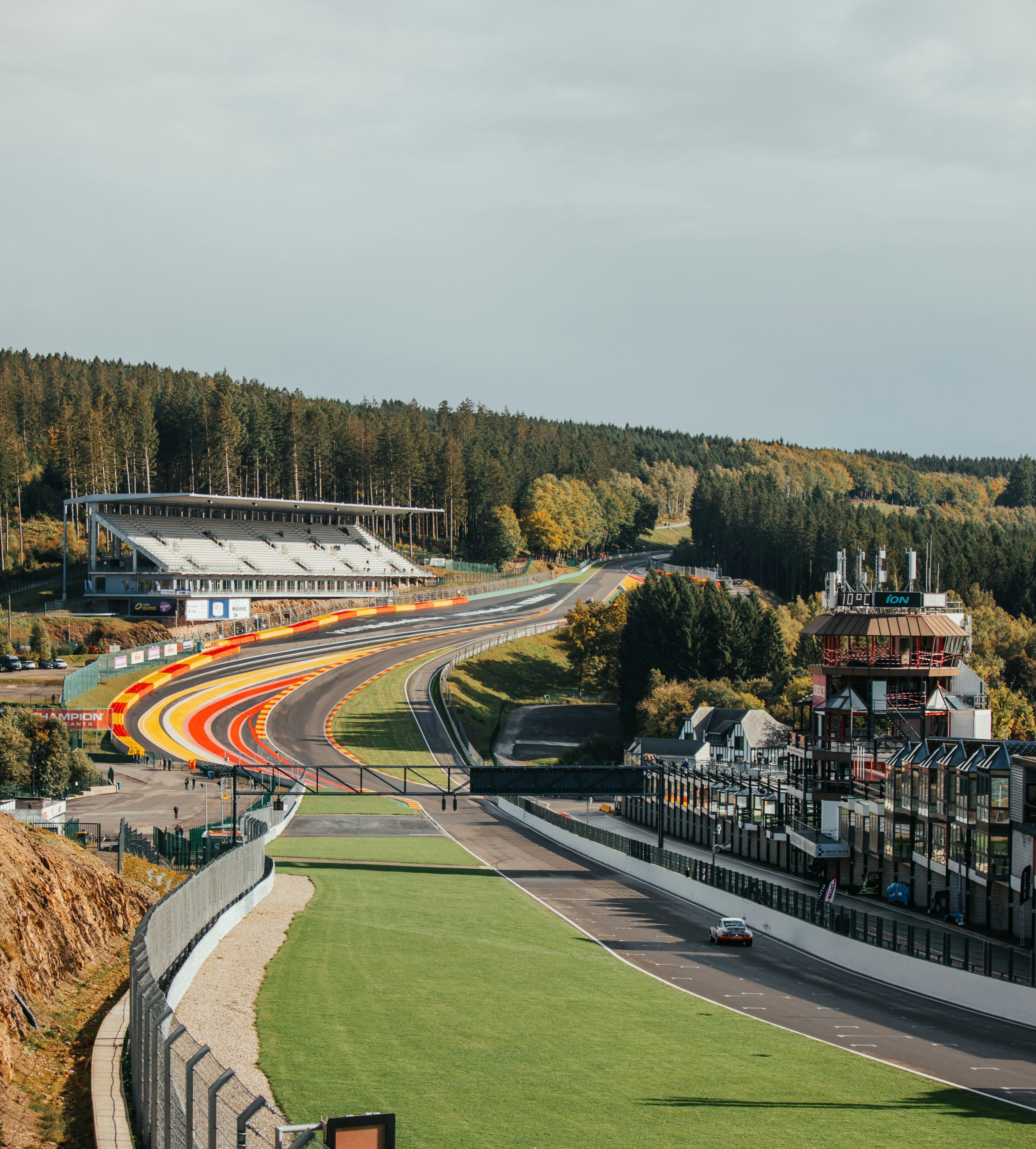 Silver grandstand: qualifying and race weekend