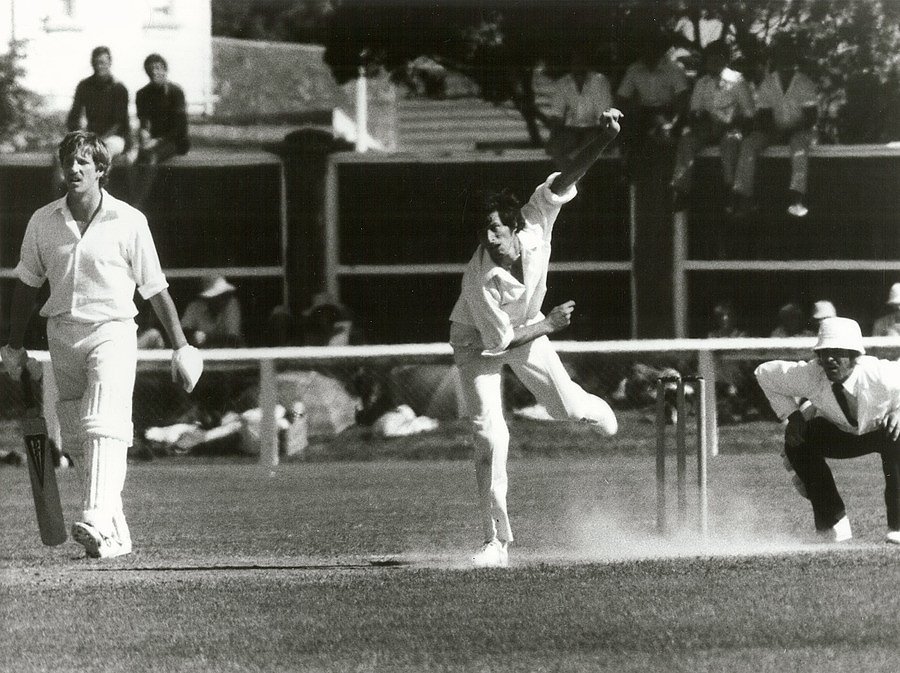 Richard Hadlee bowling