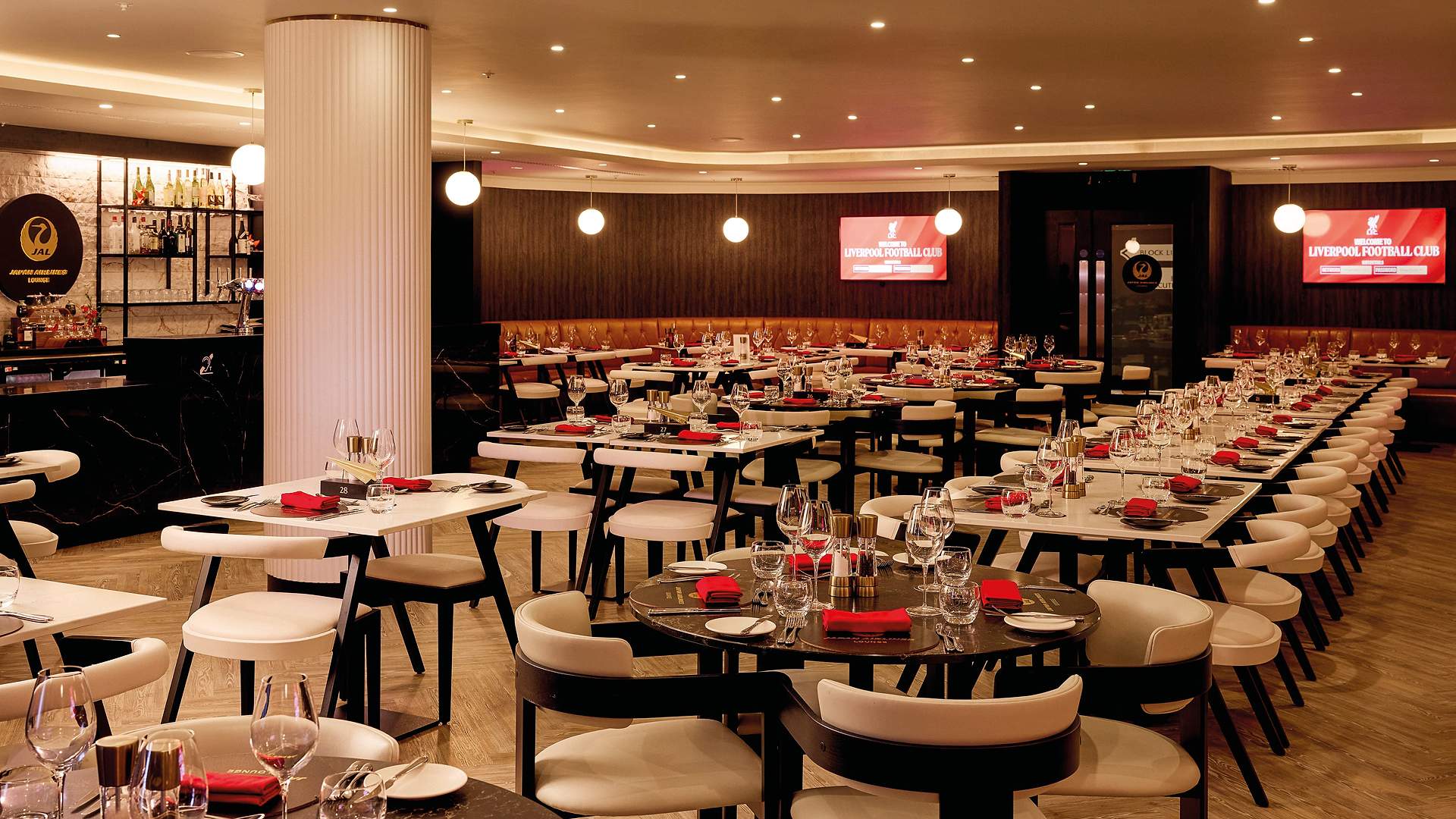 Japan Airlines Lounge, Anfield: Japan Airlines Lounge dining room, JAL-branded bar and set tables
