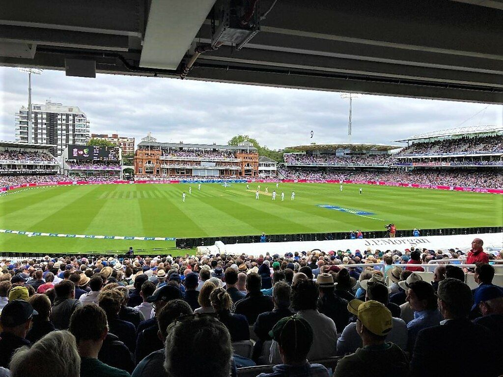 Cricket match in progress, representing the competitive 2016 England v Pakistan series