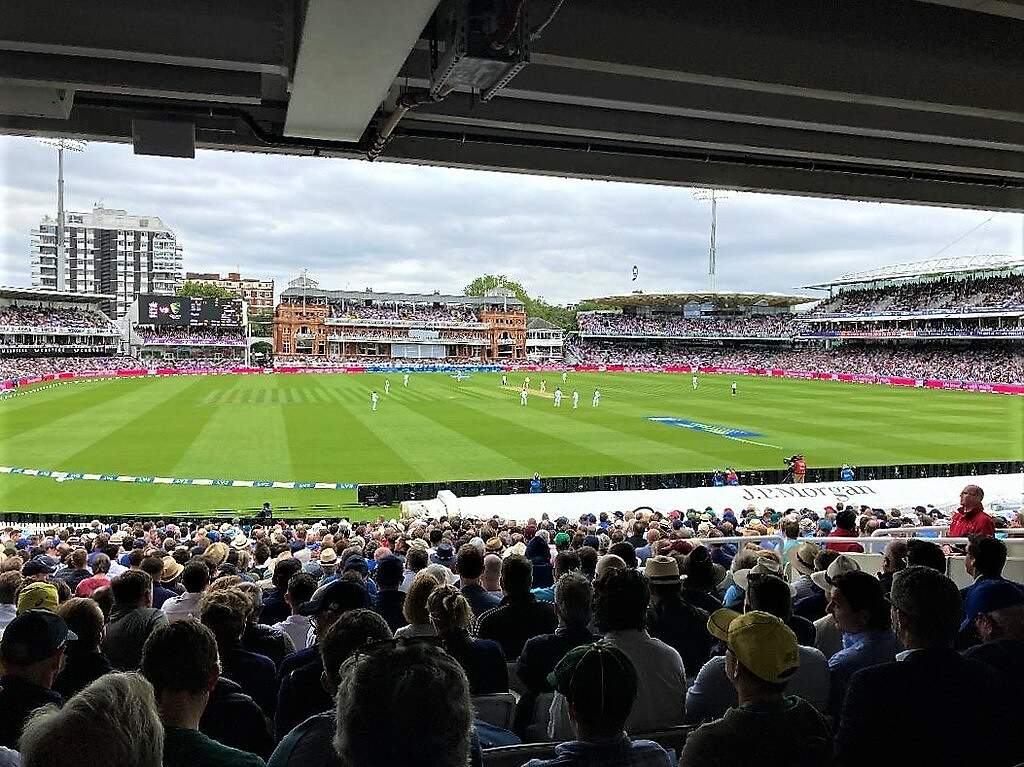 Cricket match in progress, representing the competitive 2016 England v Pakistan series