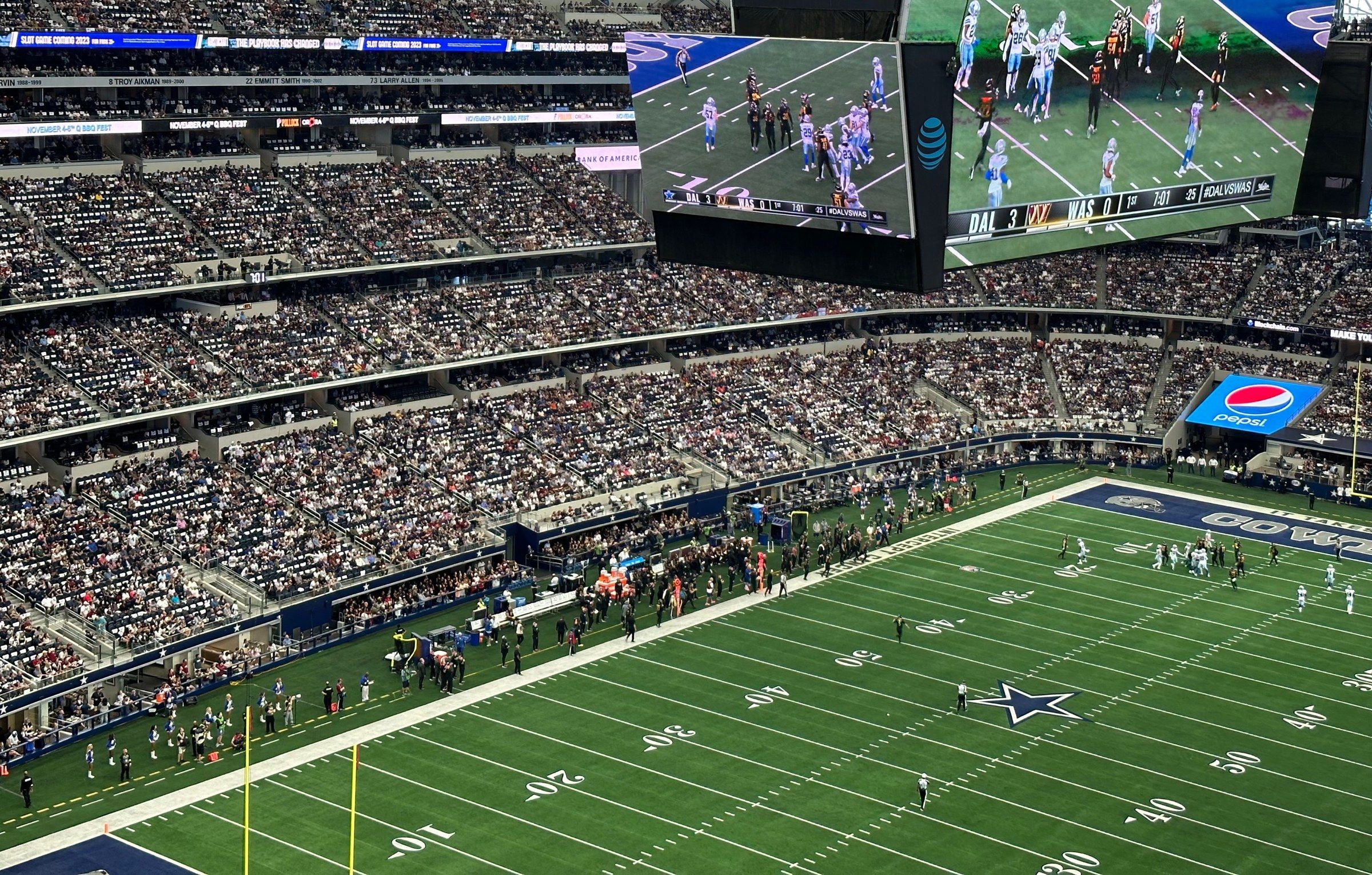 A packed stadium and its giant screens above an American football field (photo for illustration)