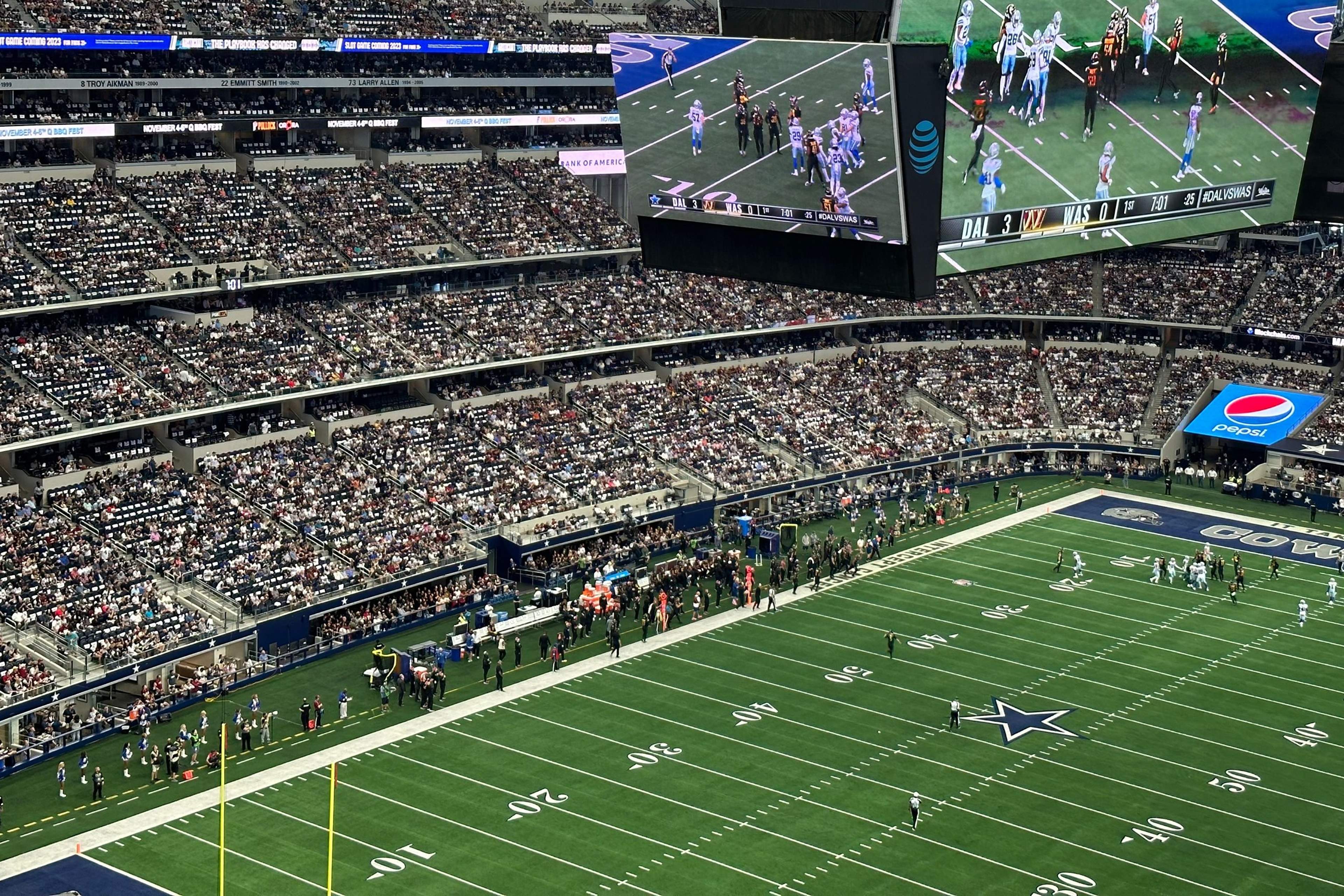 A packed stadium and its giant screens above an American football field (photo for illustration)