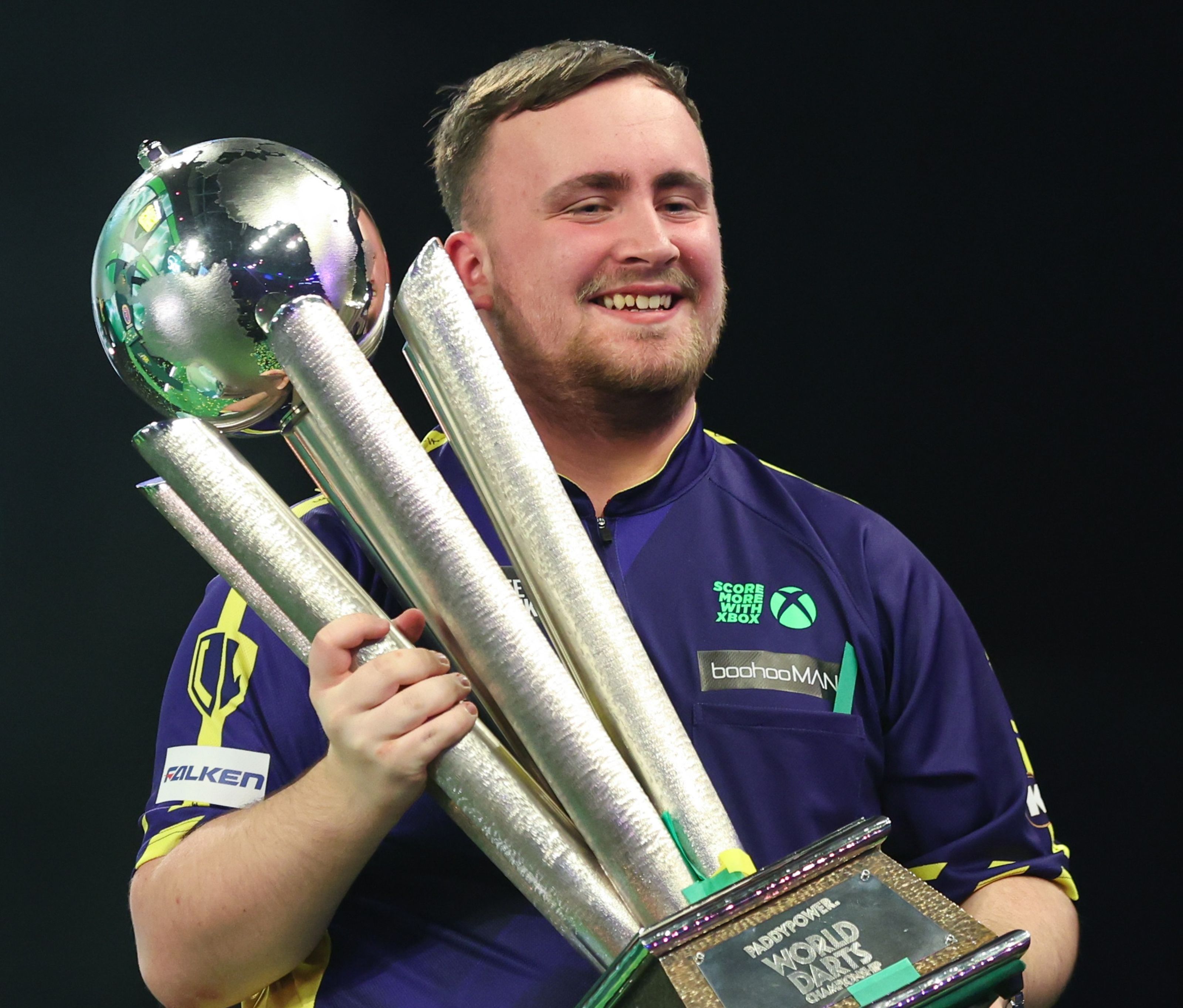 Luke Littler throwing at a PDC event