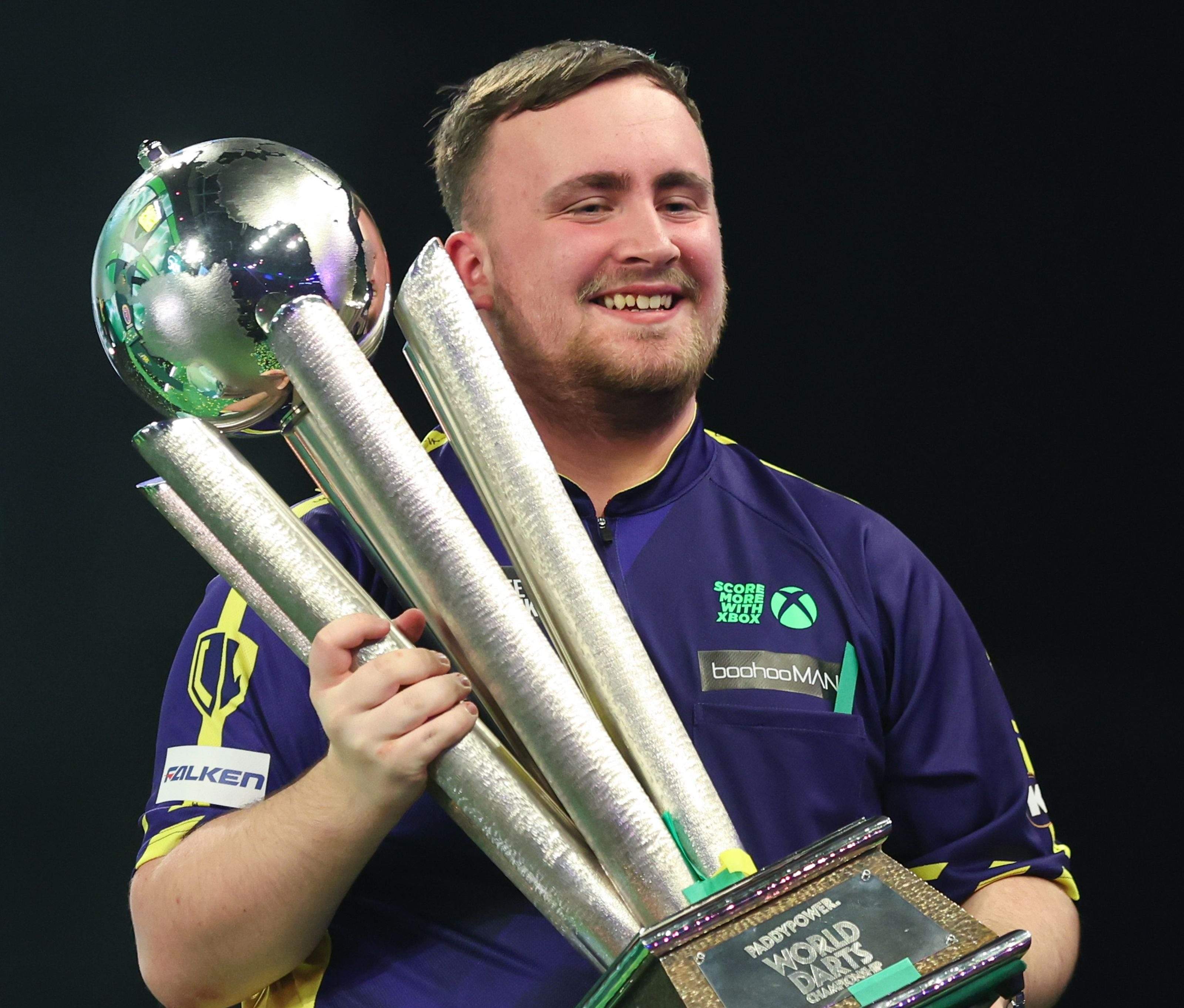 Luke Littler throwing at a PDC event
