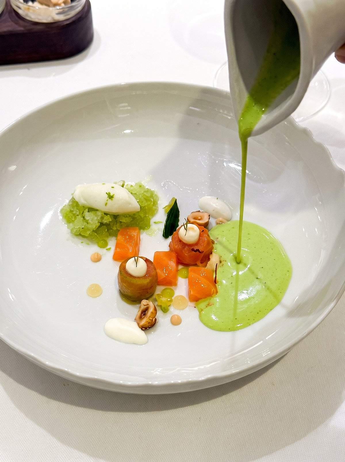 Sauce poured around a dish at Martín Berasategui