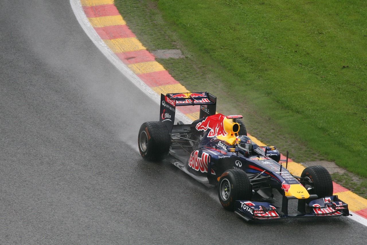 Formula 1 car racing in wet conditions, evoking the drama of Jerez