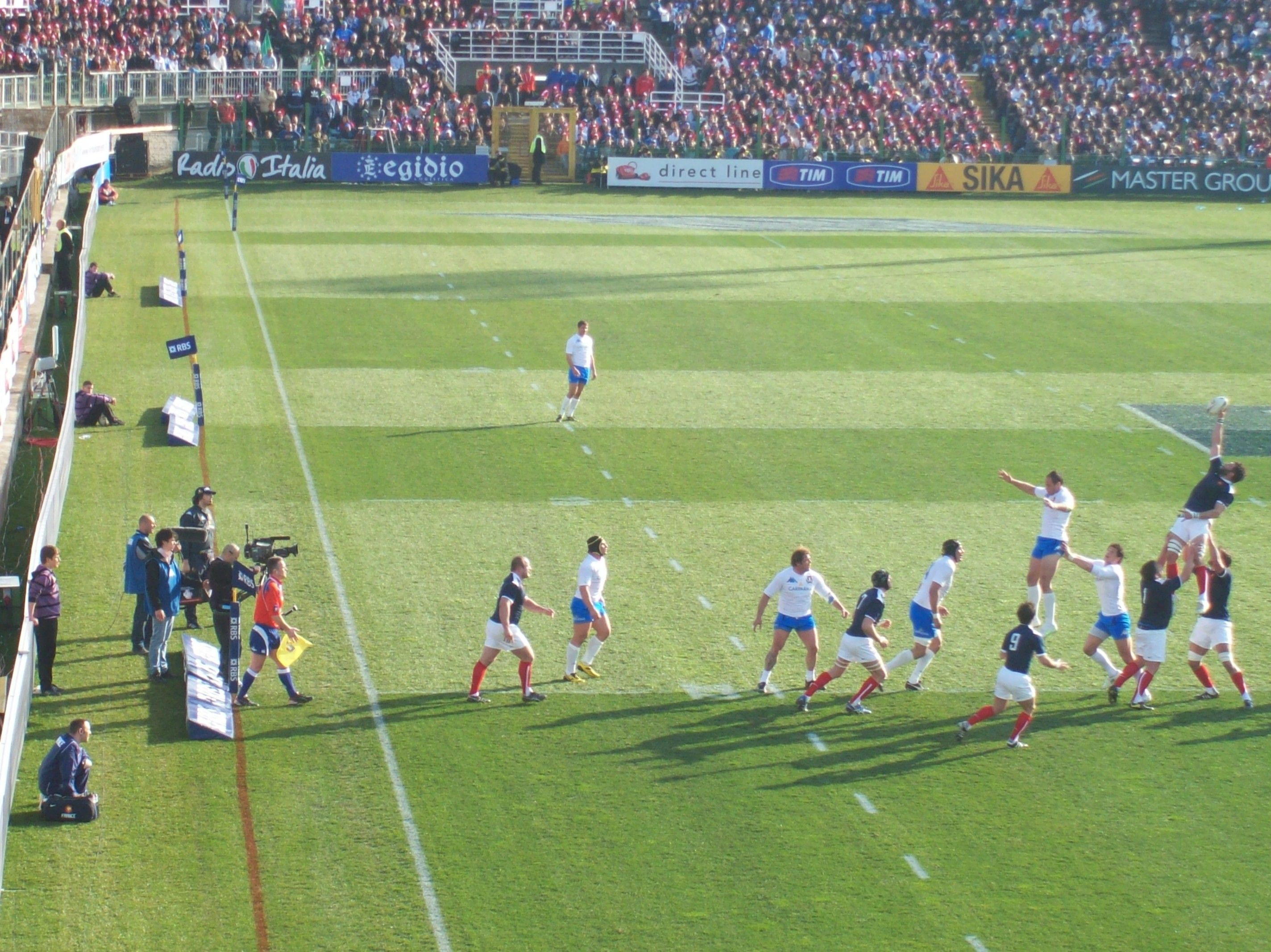 A lineout during Italy v France in Rome, with a jumper lifted high to catch the throw