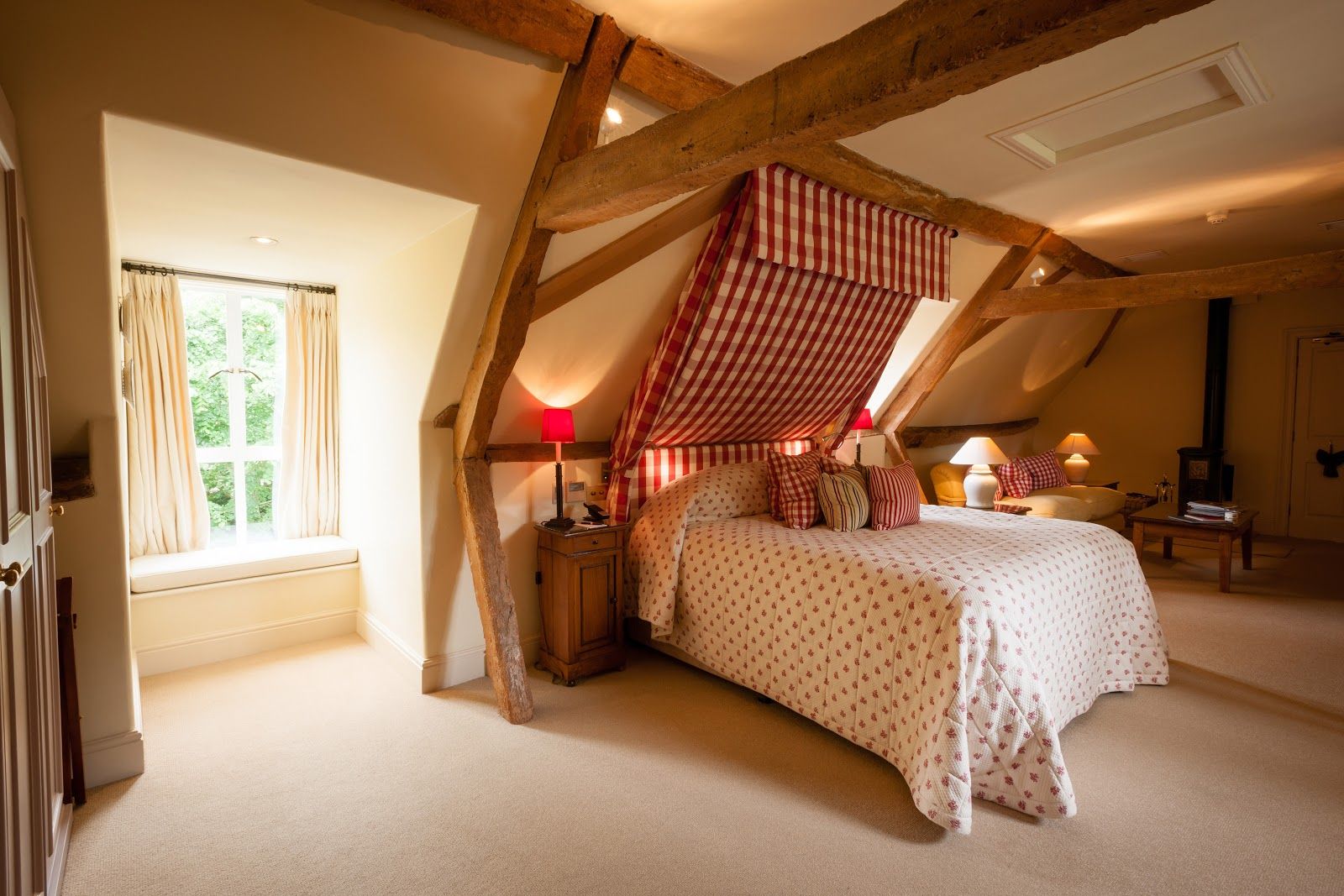 Le Manoir aux Quat'Saisons exterior and gardens