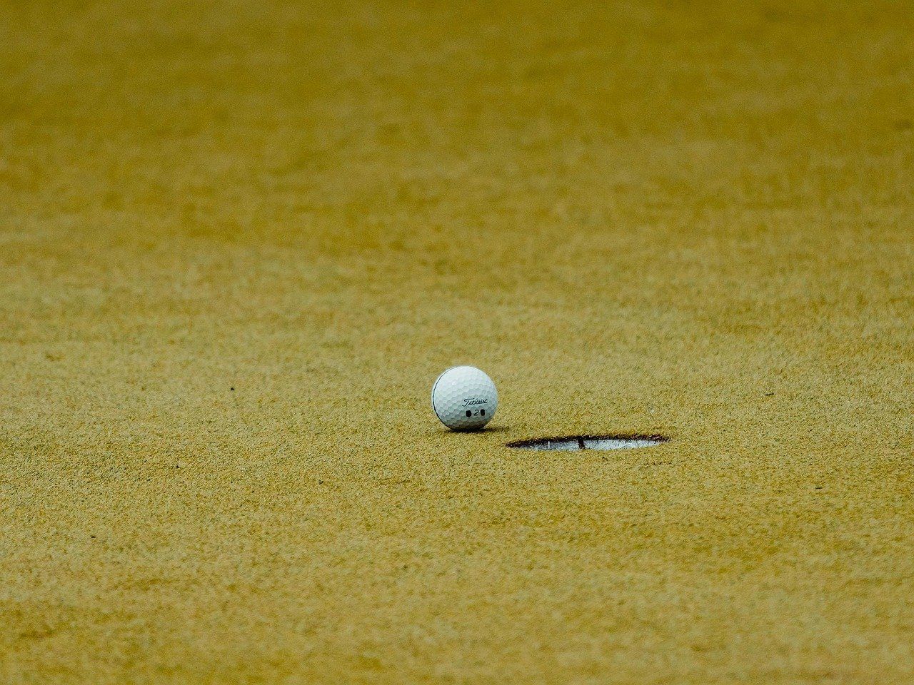 Golfer putting on a green, evoking the high-pressure moments of Ryder Cup singles matches