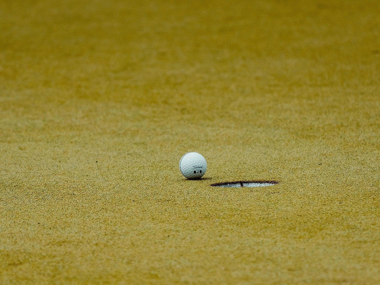 Golfer putting on a green, evoking the high-pressure moments of Ryder Cup singles matches