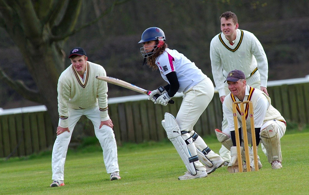 Cricket match in progress, representing the competitive 2016 England v Pakistan series