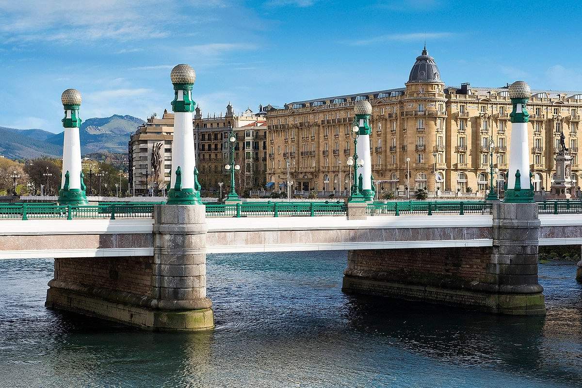 Hotel Maria Cristina beside the river in San Sebastián