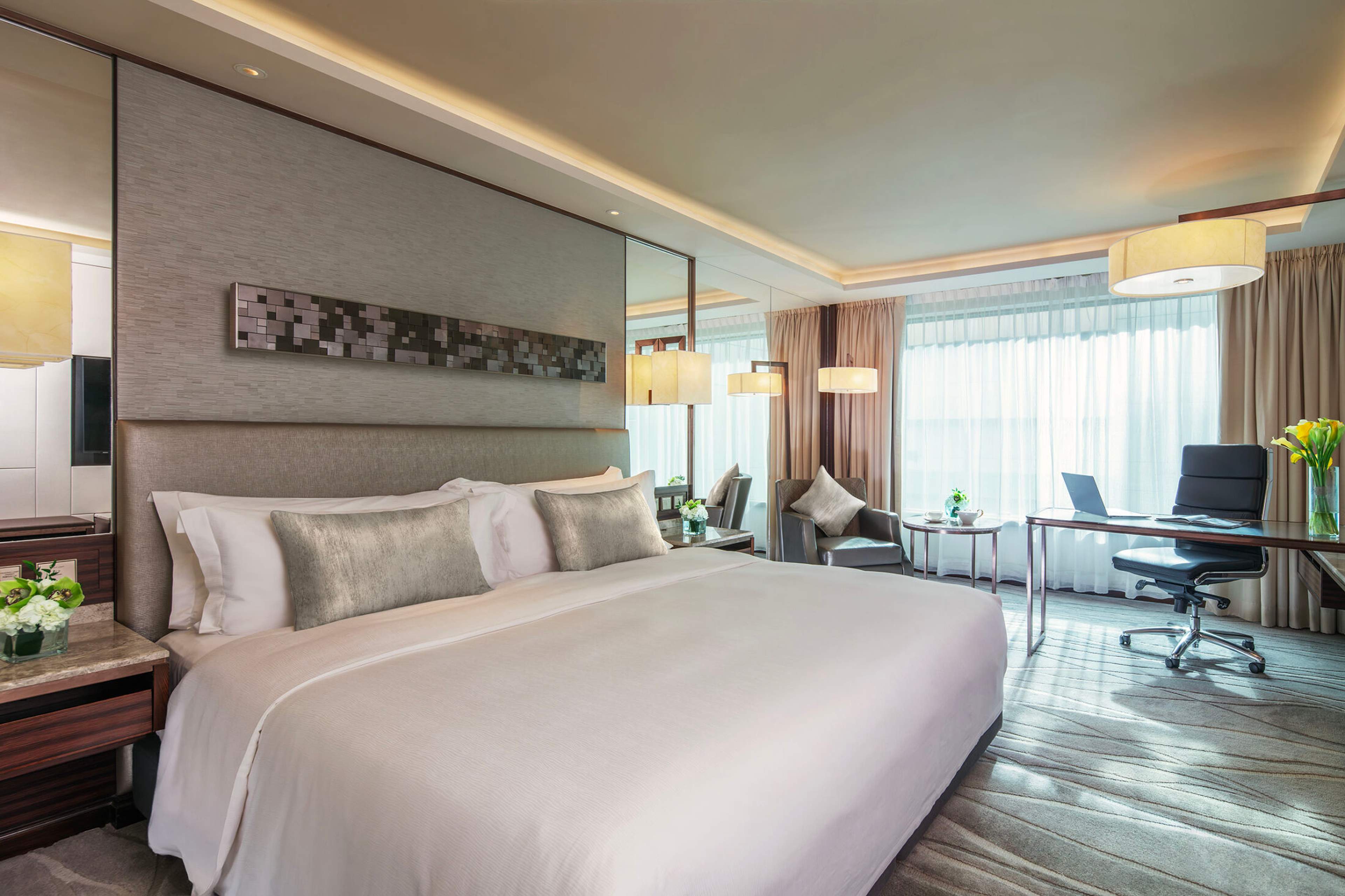 A Classic Room at the InterContinental Grand Stanford Hong Kong, one large bed with a desk under the window