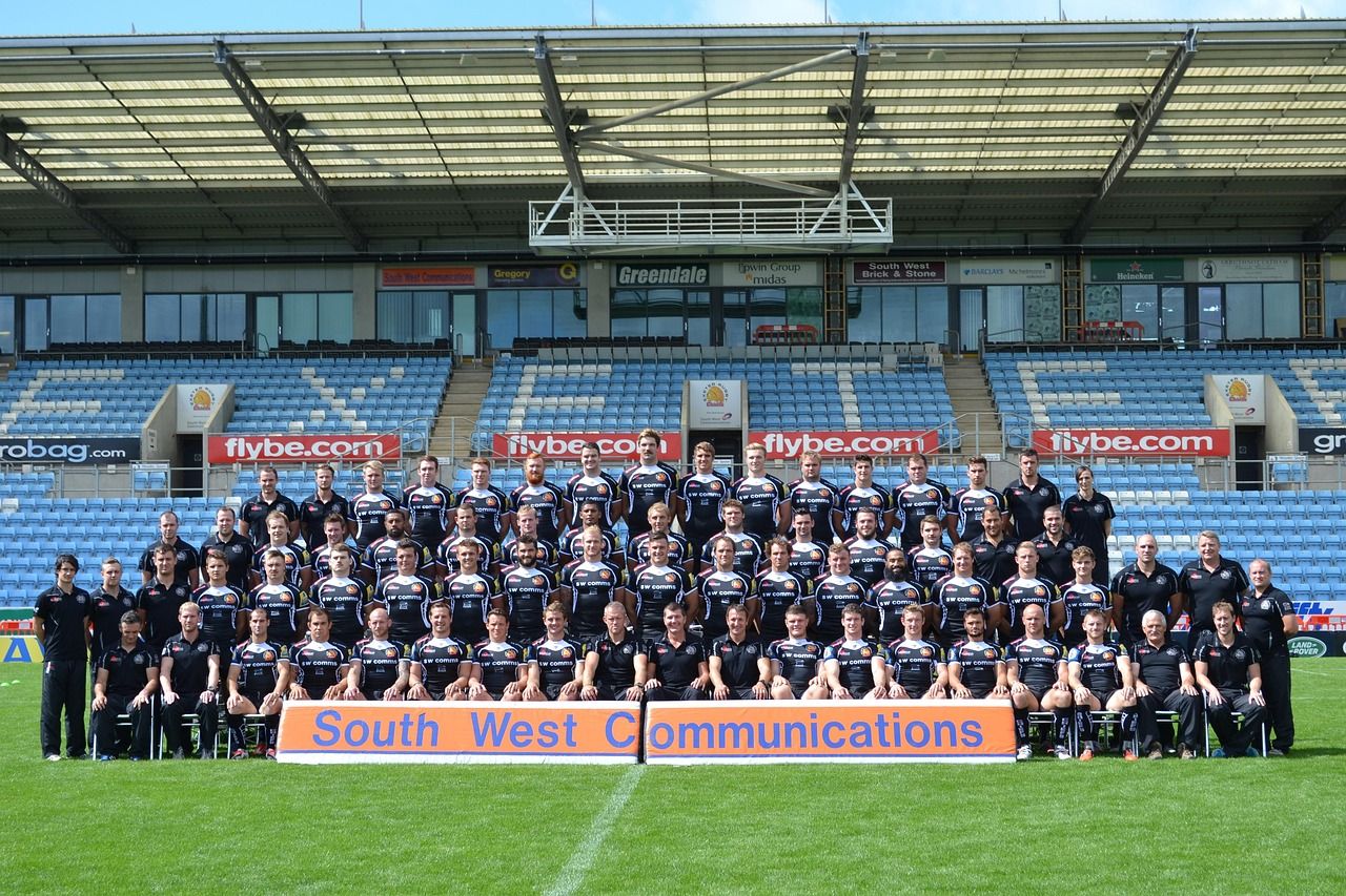 Rugby team in a huddle, representing the intensity of the Ireland v England rivalry
