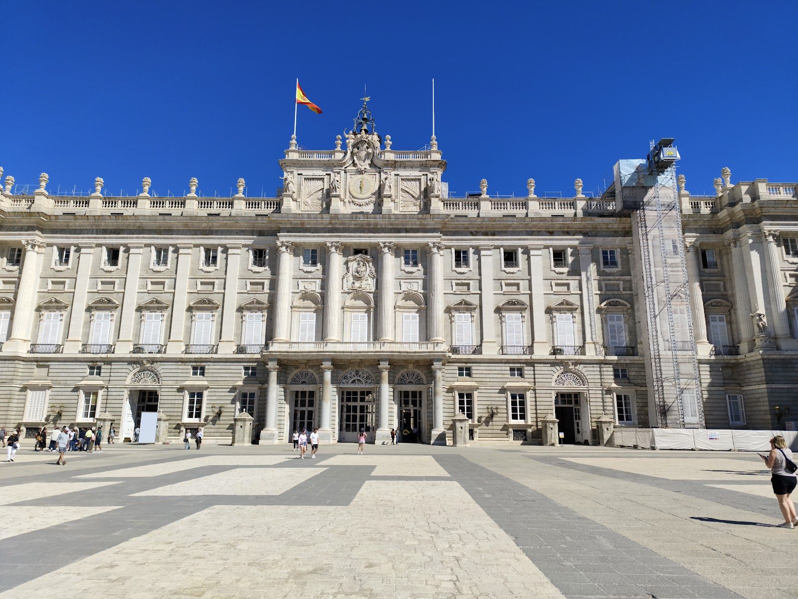 Madrid's Río district and Royal Palace setting