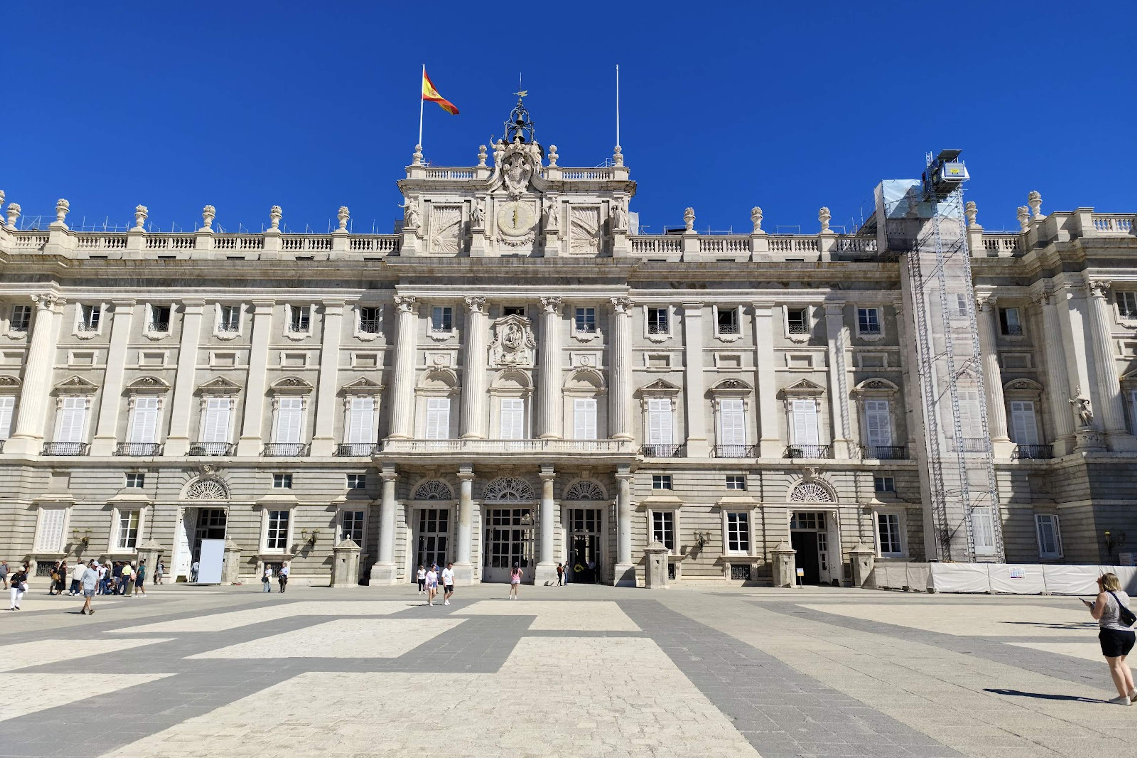 Madrid's Río district and Royal Palace setting