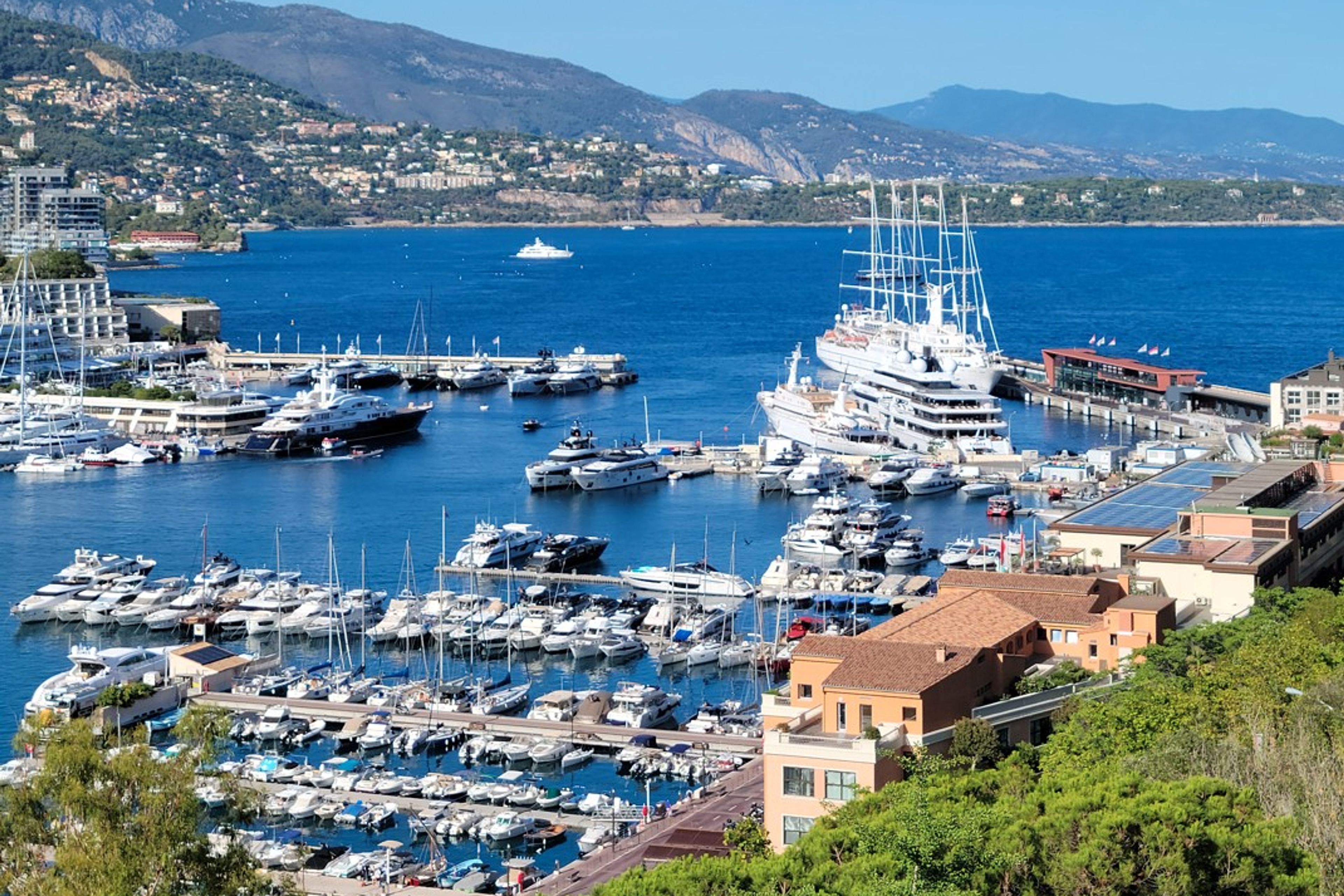 Harbour yachts as floating grandstands