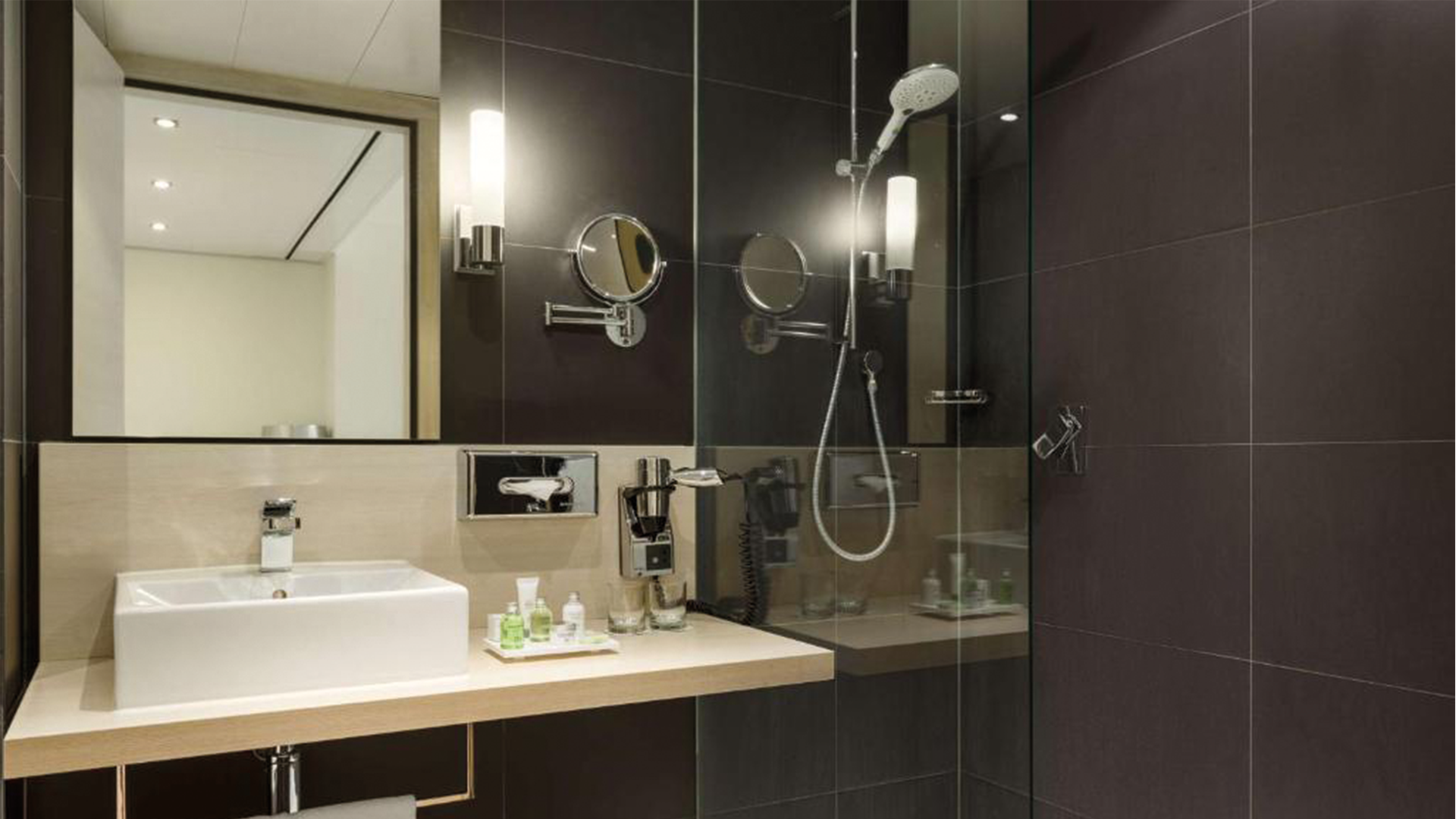 Standard room at NH Amsterdam Zuid — view 2
