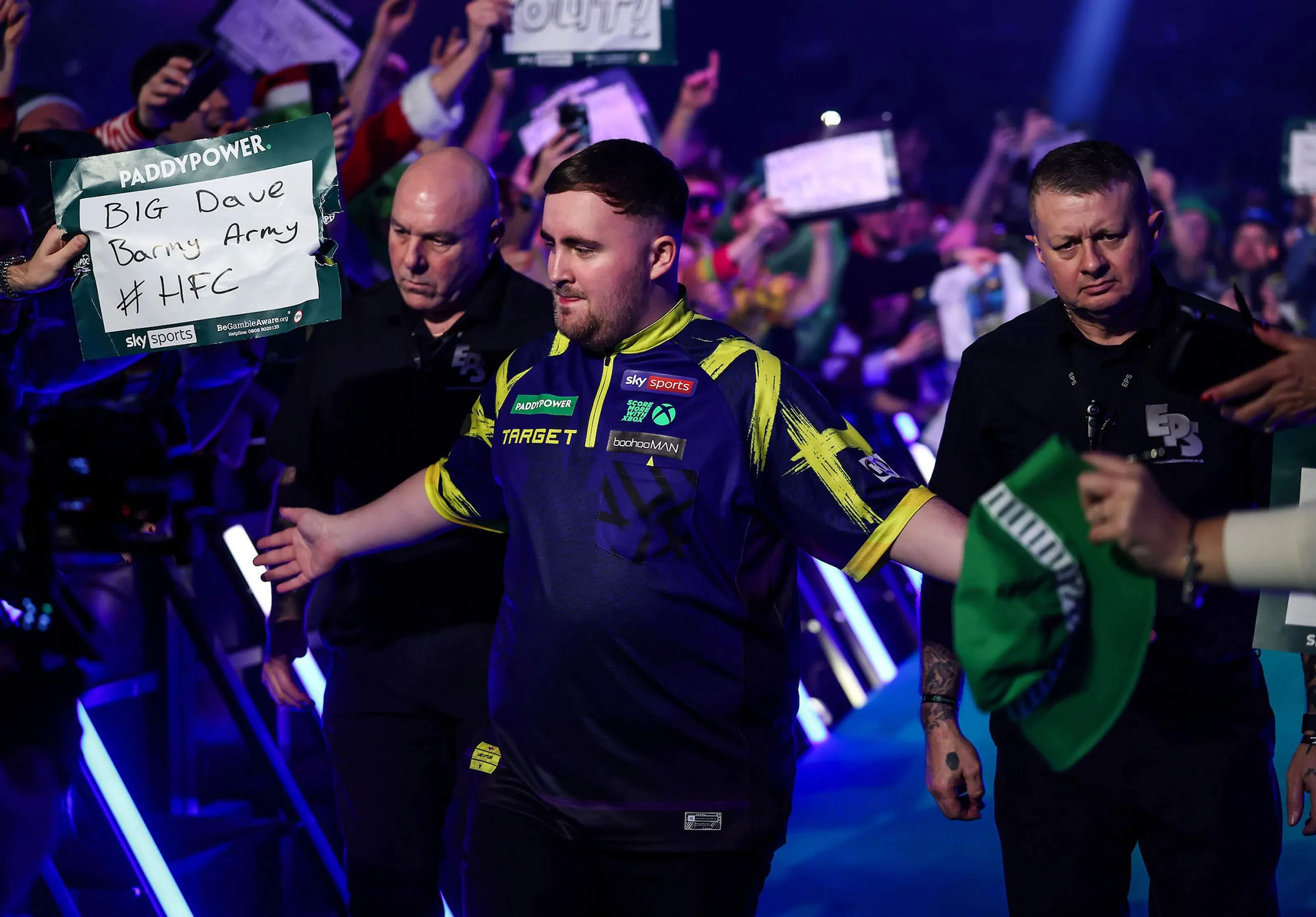 Luke Littler throwing at a PDC event
