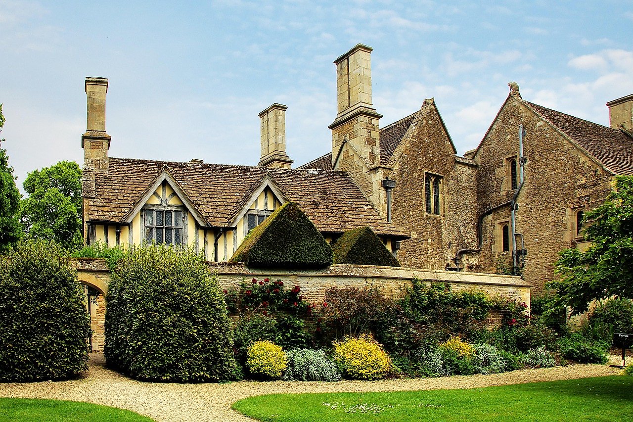 A traditional English manor house with gardens, similar to the Great Milton estate that became Le Manoir