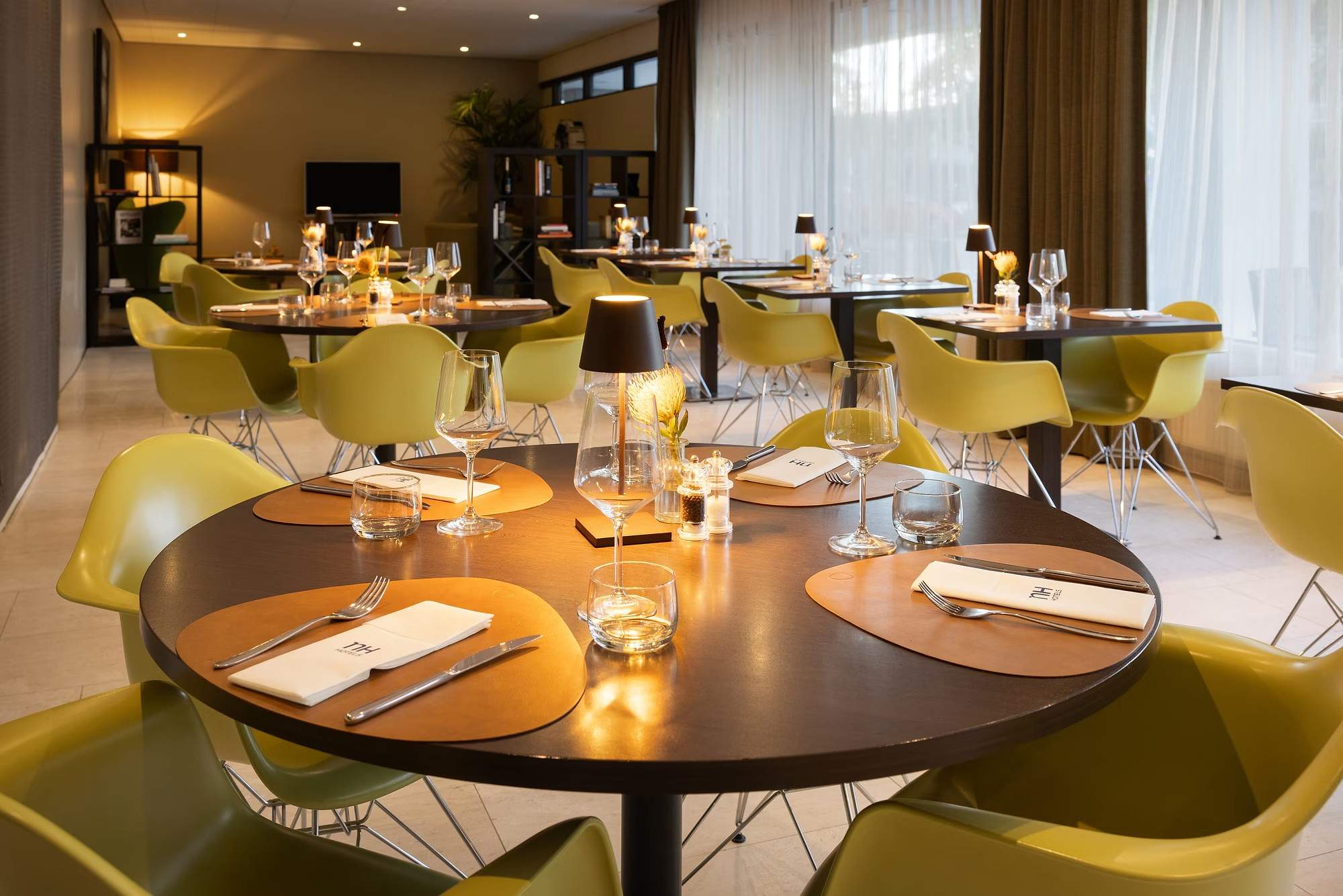 NH Amsterdam Zuid dining area
