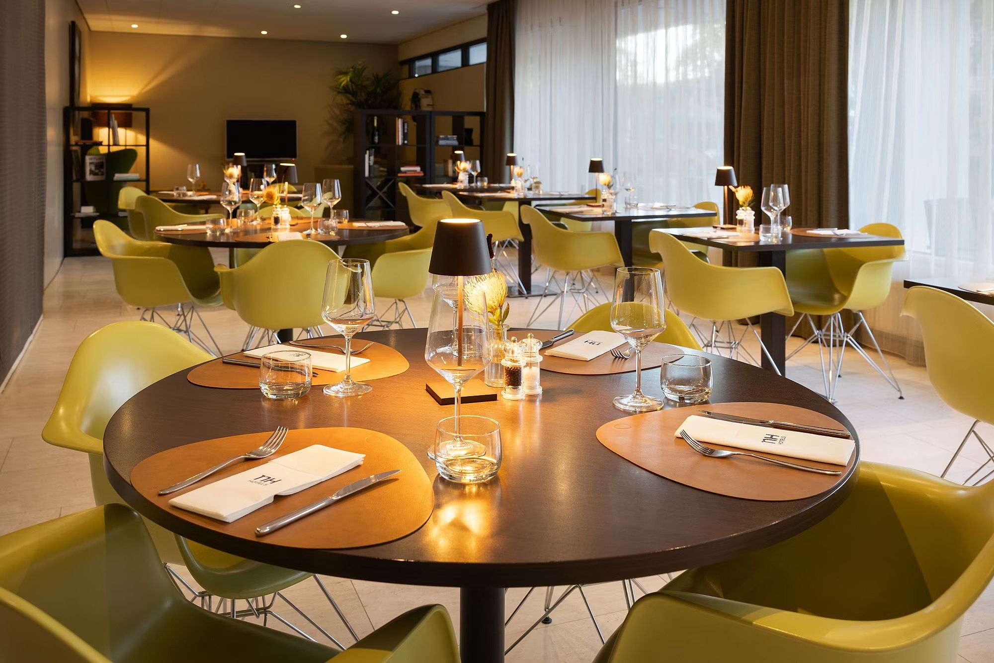 NH Amsterdam Zuid dining area