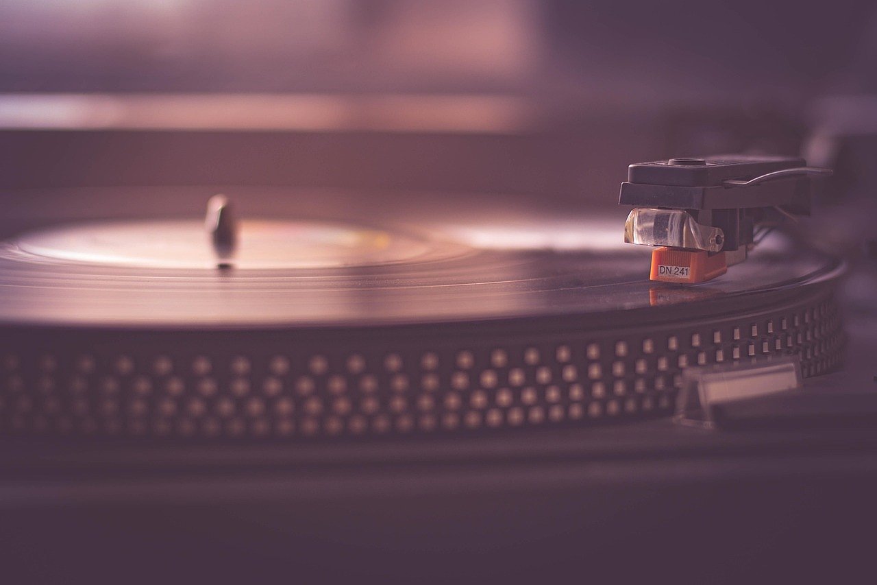 Vinyl turntable evoking the early 1990s indie music scene