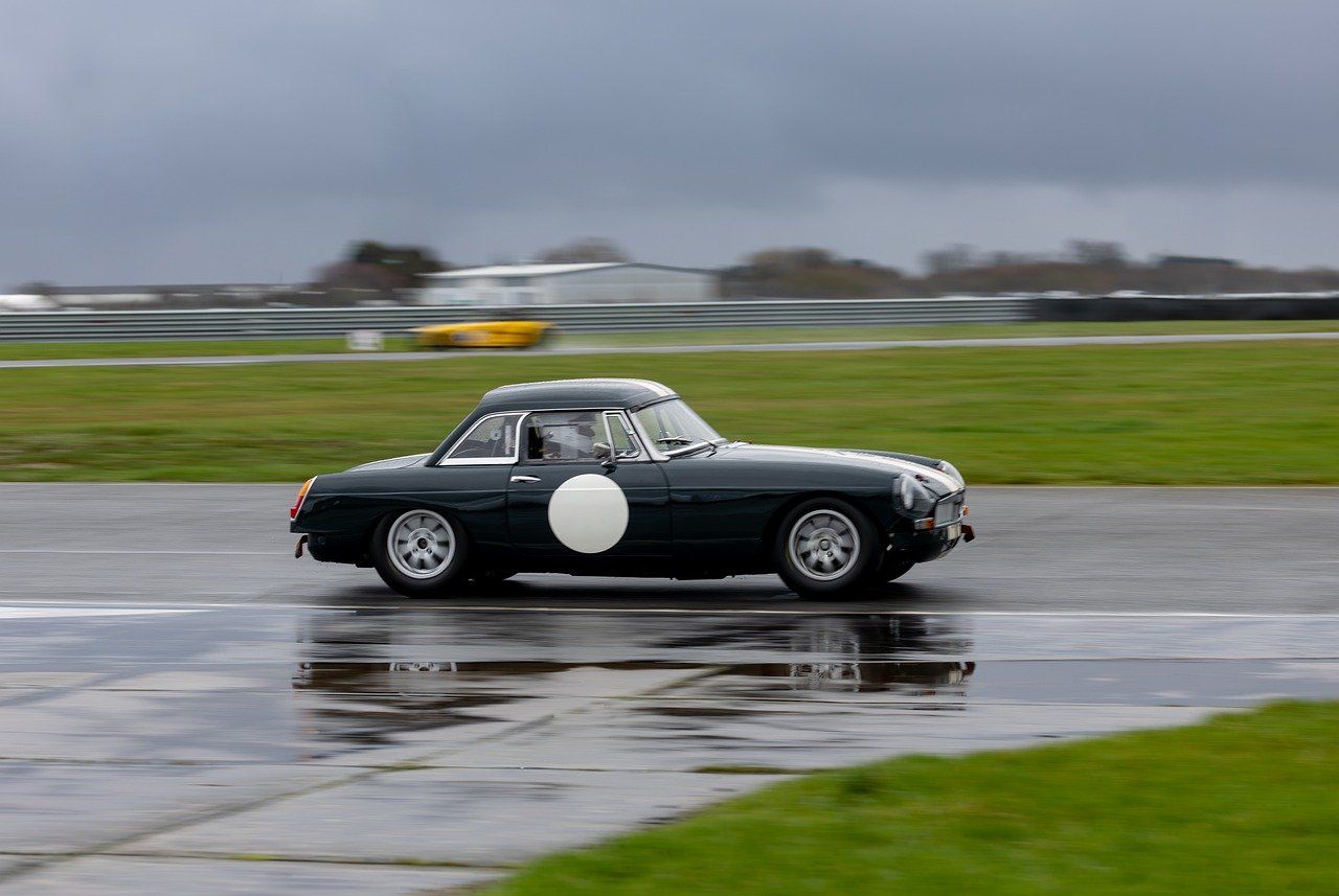 Vintage racing car representing the era when Goodwood Circuit closed