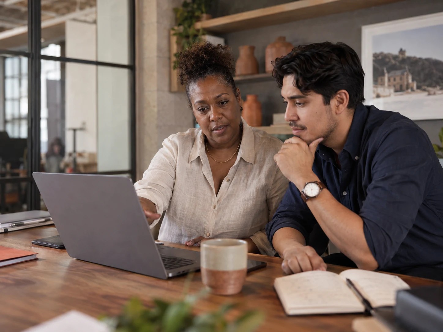 Profesionales trabajan juntos en la adopción de herramientas digitales