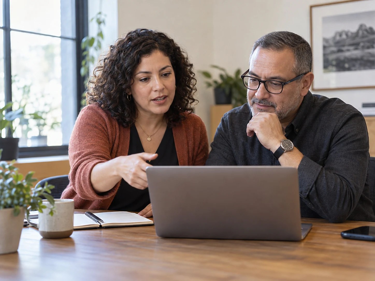 Profesionales trabajan juntos en la adopción de herramientas digitales