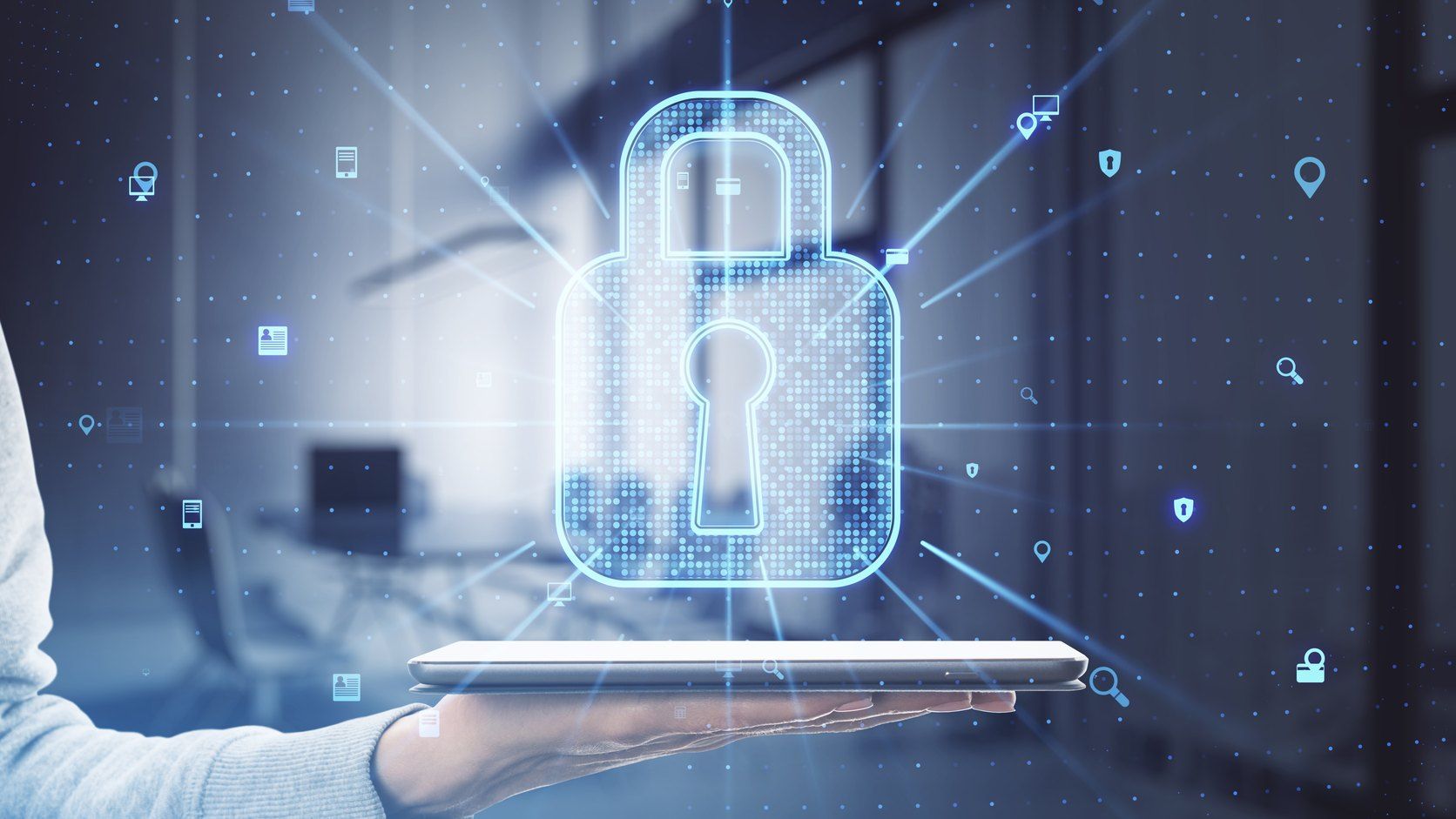 Mano sosteniendo una tablet con un candado digital que representa la seguridad de un sitio web