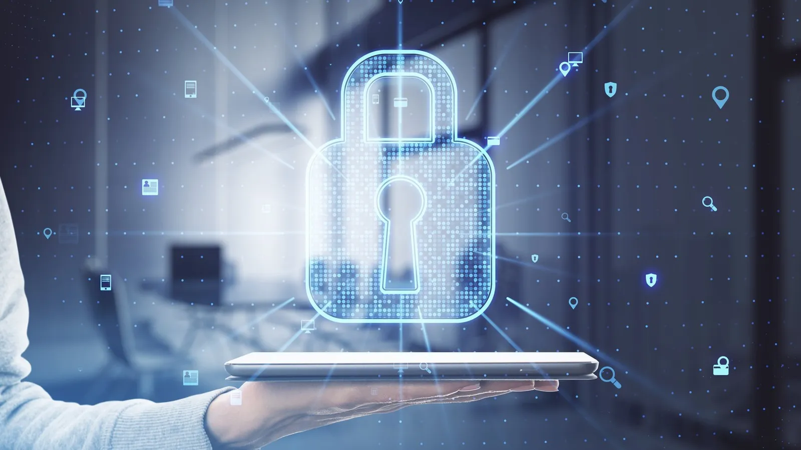 Mano sosteniendo una tablet con un candado digital que representa la seguridad de un sitio web