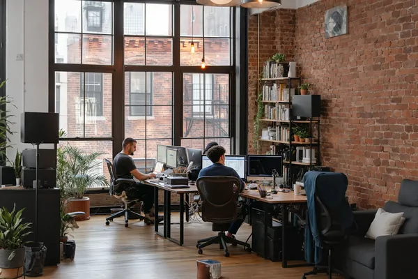 Escena de oficina urbana contemporánea, ilustrando 'Plan de adopción de IA para tu empresa: roadmap de 90 días del diagnóstic