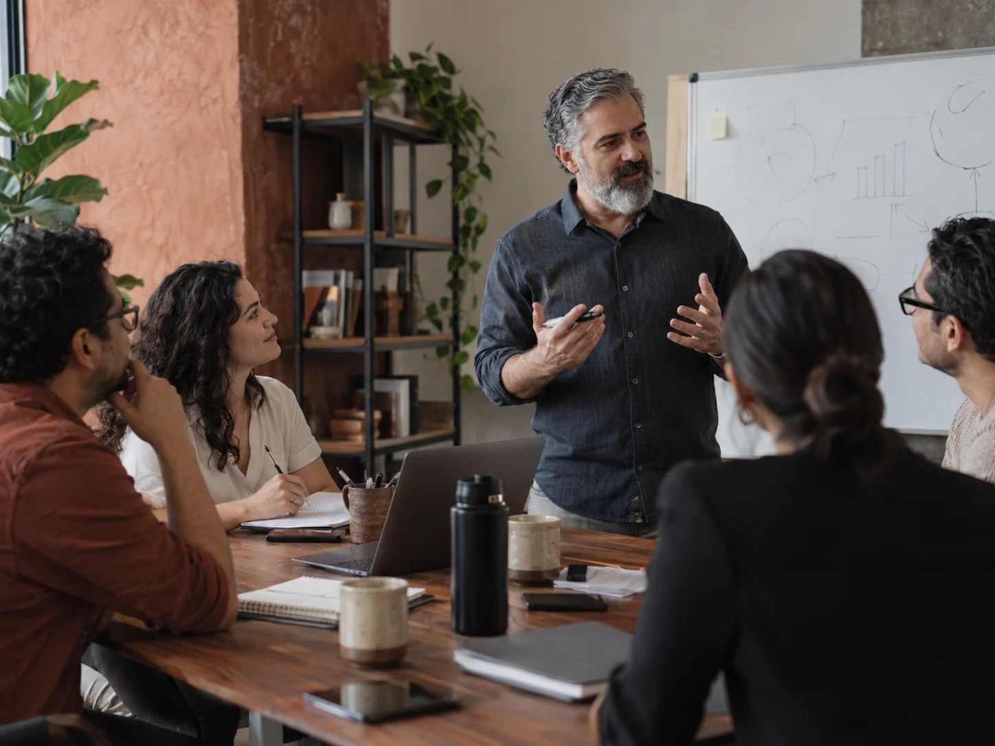 Un equipo define un proceso de trabajo en una reunión