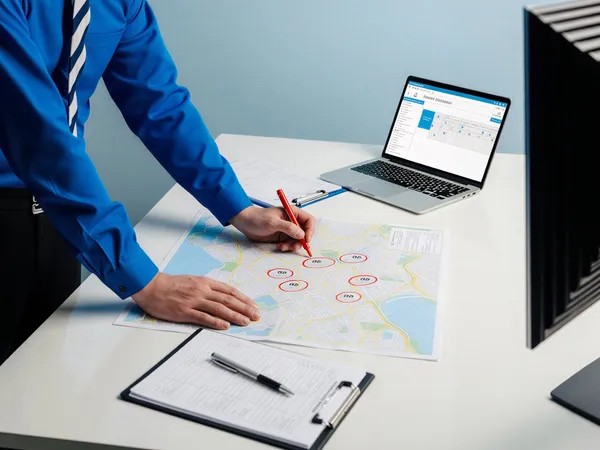 Planeación estratégica con mapa sobre mesa, ilustrando 'Automatiza la segmentación de clientes con machine learning en Magent