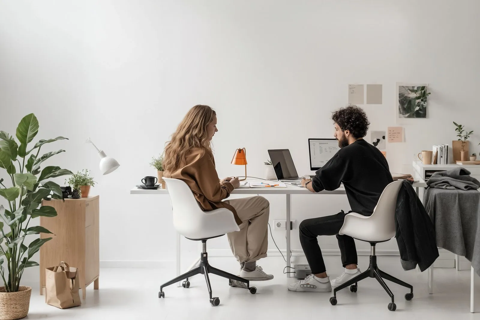 Discusión de trabajo entre profesionales, ilustrando 'Function calling y MCP en ecommerce: cómo los LLMs ejecutan acciones re
