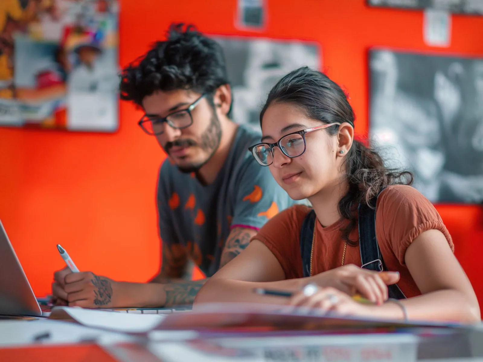Colaboración creativa en espacio de trabajo abierto, ilustrando 'Optimización masiva de fichas de producto con IA: cómo mejor