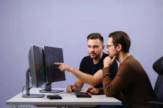 Sesión de programación colaborativa en equipo, ilustrando 'Cómo medir el ROI de la IA en tu empresa: métricas, fórmulas y fra