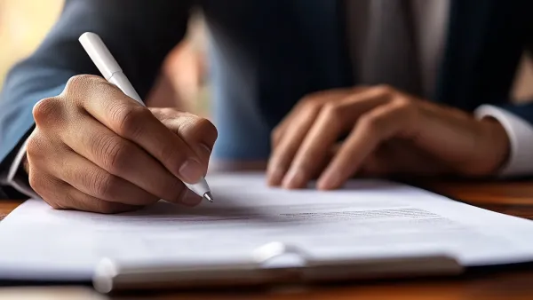 Detalle de una firma sobre documentos legales